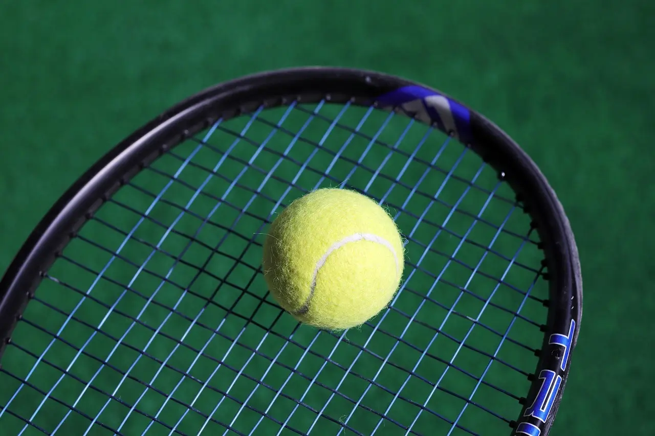 Tennisbold på ketsjer