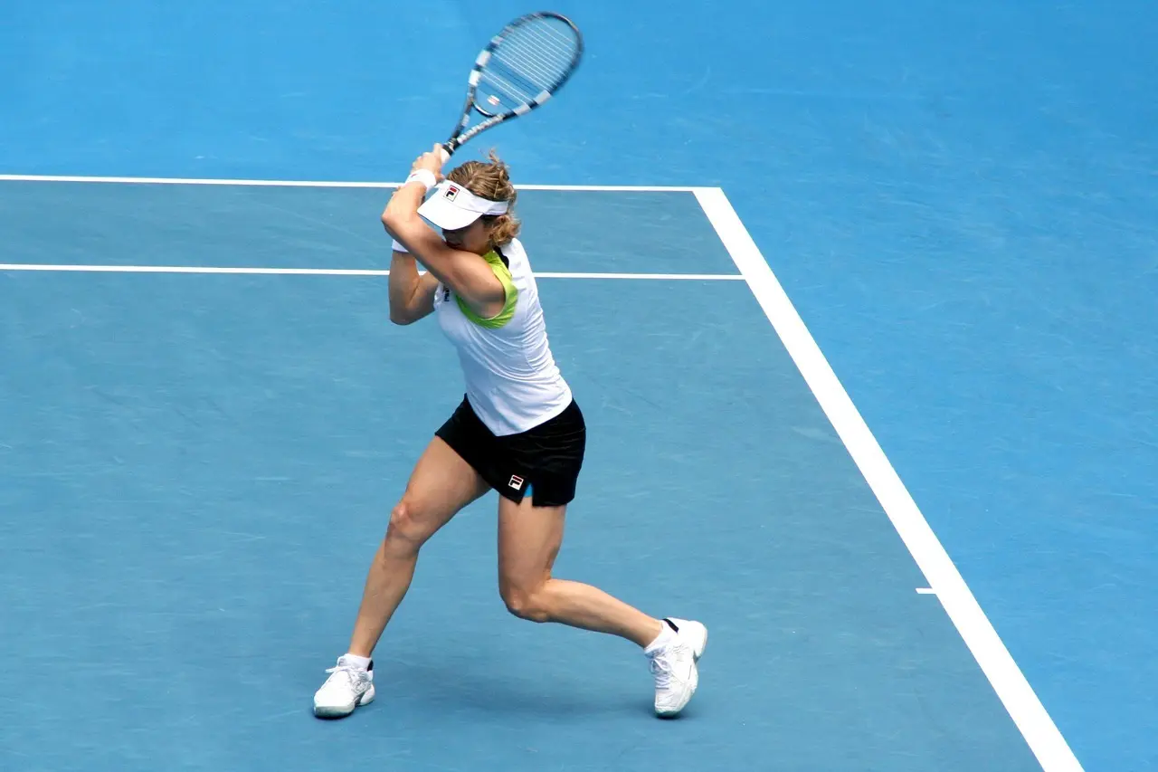 Tennisspiller på blå hardcourt